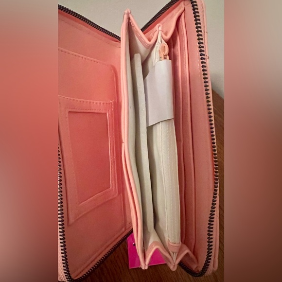 BETSEY JOHNSON PINK QUILTED DAISY FLOWER SPRING WALLET WRISTLET ZIP AROUND - Picture 8 of 8